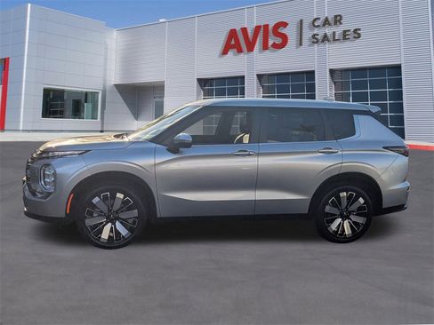 Used 2025 Mitsubishi Outlander SE image 11