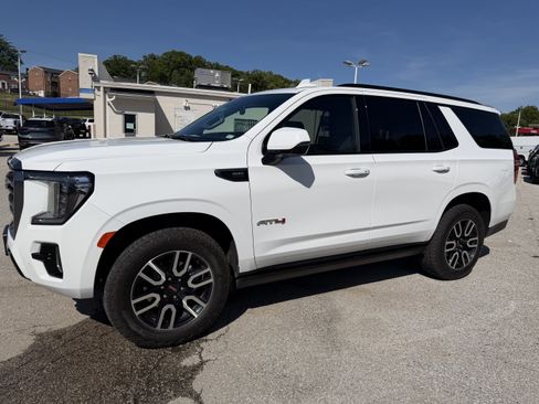 Used 2024 GMC Yukon AT4 w/ AT4 Premium Package AWD/4WD image 3