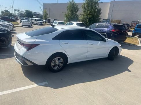 Used 2025 Hyundai Elantra SE FWD image 3
