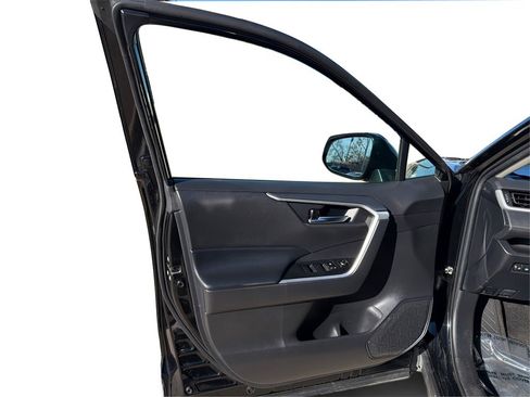 Used 2021 Toyota RAV4 XLE image 20