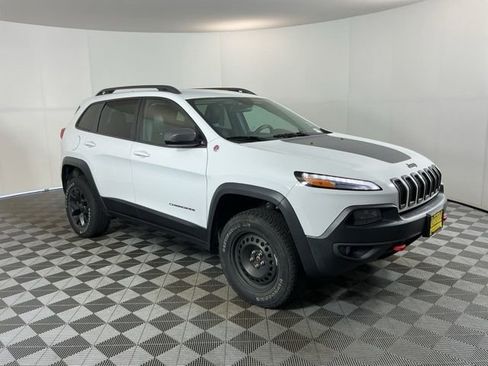 Used 2017 Jeep Cherokee Trailhawk AWD/4WD image 3