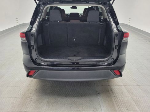 Used 2021 Toyota Highlander L FWD image 29