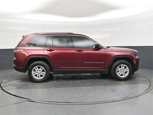 Used 2023 Jeep Grand Cherokee Laredo image 2
