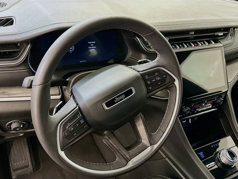 Used 2024 Jeep Grand Cherokee Limited image 18