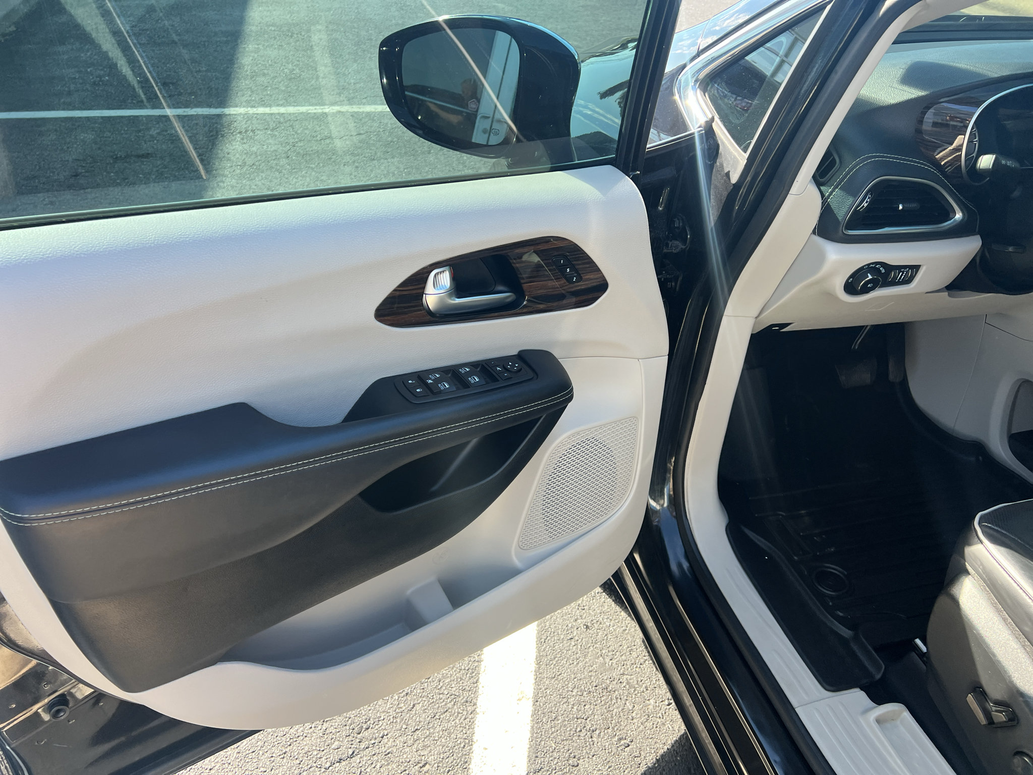 Used 2023 Chrysler Pacifica Limited FWD image 21