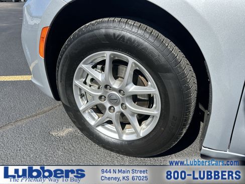 Used 2024 Chrysler Pacifica Touring-L image 10