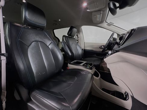 Used 2021 Chrysler Pacifica Touring-L FWD image 23