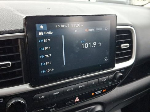 Used 2022 Hyundai Venue SEL image 16