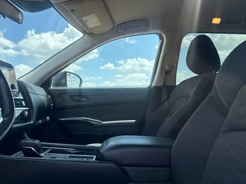 Used 2025 Nissan Pathfinder SV FWD image 40