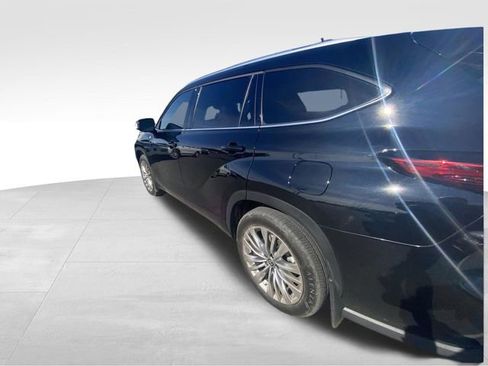 Used 2023 Toyota Highlander Platinum image 7