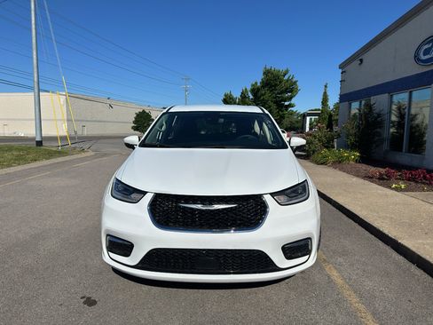 Used 2023 Chrysler Pacifica Touring-L FWD image 10