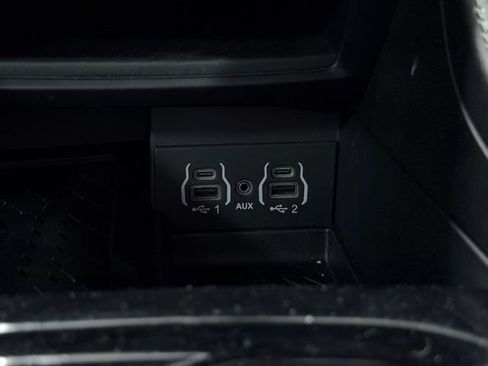 Used 2025 Chrysler Pacifica Limited FWD image 45
