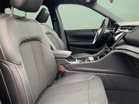 New 2025 Jeep Grand Cherokee L Altitude image 30