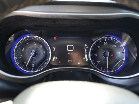 Used 2022 Chrysler Pacifica Touring-L FWD image 14