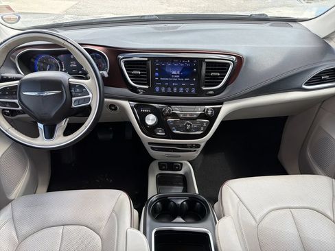 Used 2017 Chrysler Pacifica Limited w/ UConnect Theater Package FWD image 15