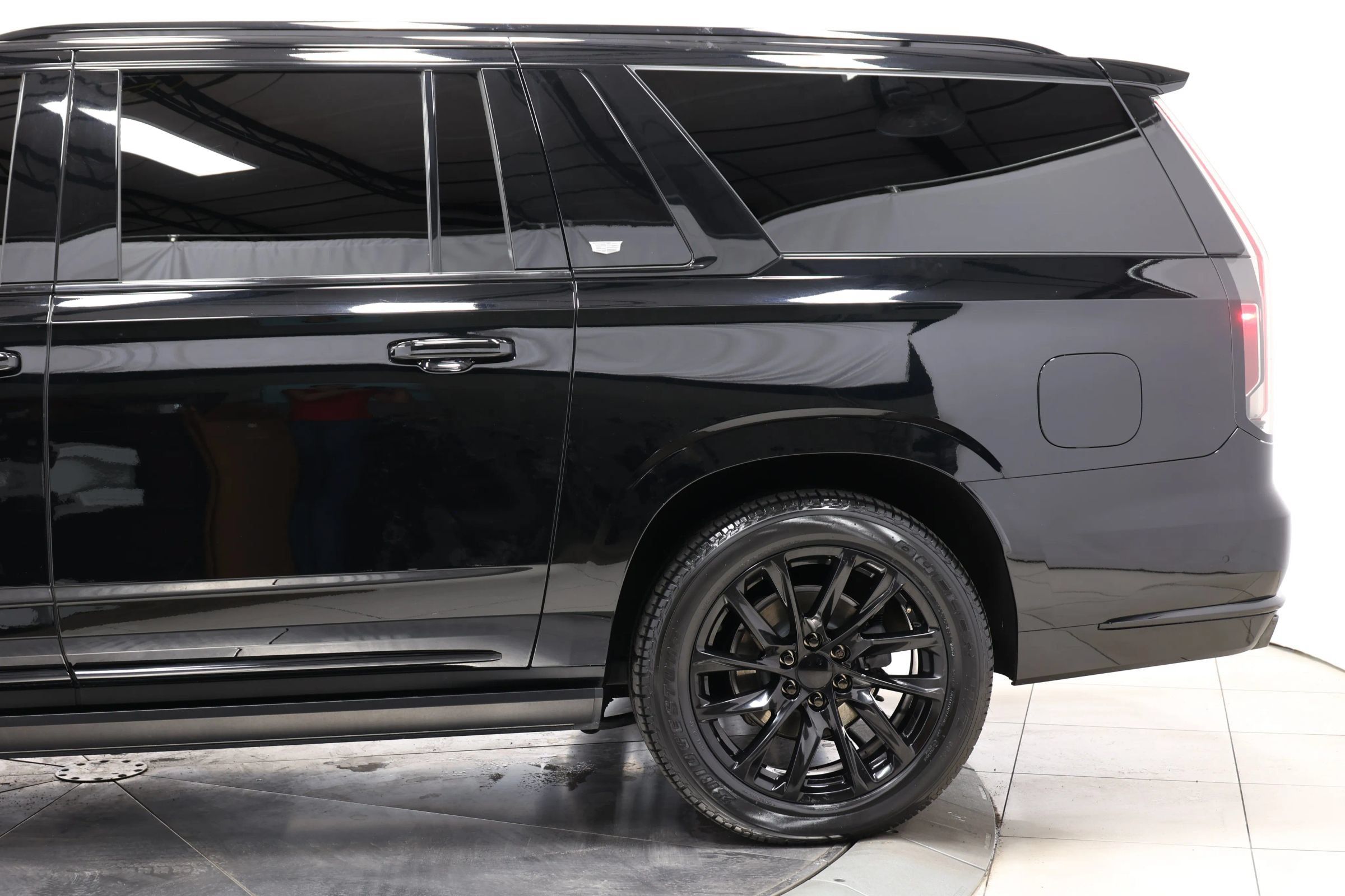 Used 2023 Cadillac Escalade ESV Sport w/ LPO, ONYX Package AWD/4WD image 10