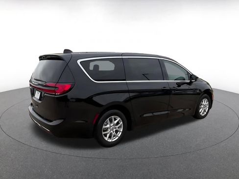 Used 2025 Chrysler Pacifica Select image 15