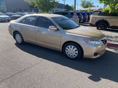 Used 2010 Toyota Camry LE image 1