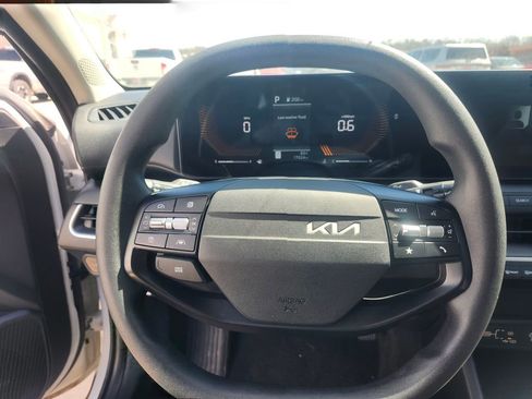 Used 2025 Kia K4 LXS image 16