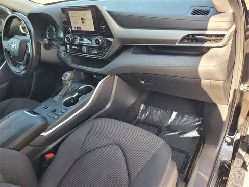 Used 2024 Toyota Highlander XLE image 18