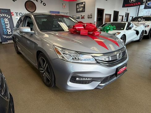 Used 2017 Honda Accord Touring image 2