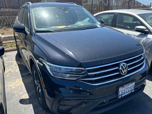Used 2023 Volkswagen Tiguan SE image 2