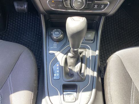 Used 2020 Jeep Cherokee Latitude w/ Cold Weather Group AWD/4WD image 26