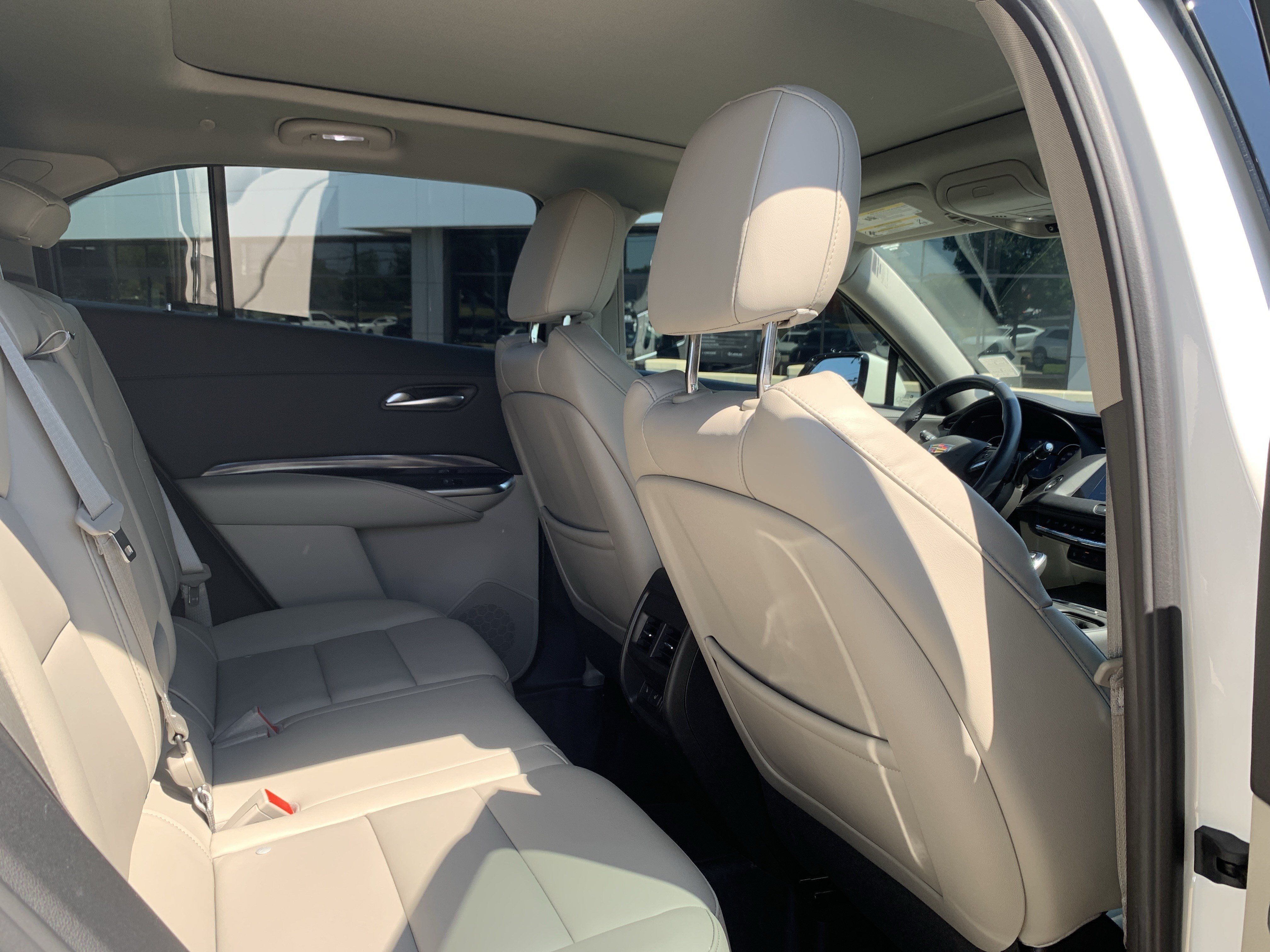 Used 2023 Cadillac XT4 Luxury w/ Cold Weather Package FWD image 33
