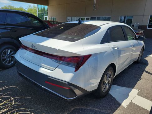Used 2025 Hyundai Elantra SE w/ Cargo Package image 8