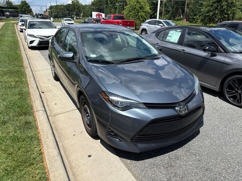Used 2018 Toyota Corolla LE FWD image 3