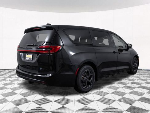 Used 2022 Chrysler Pacifica Touring-L w/ Uconnect Theater Family Group FWD image 20