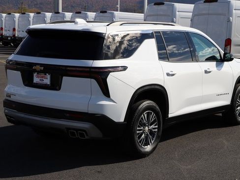 Used 2025 Chevrolet Traverse LT image 5