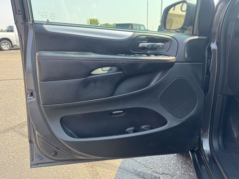 Used 2017 Dodge Grand Caravan GT FWD image 12
