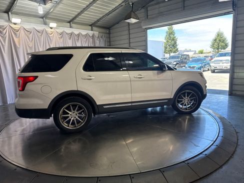 Used 2017 Ford Explorer XLT w/ Equipment Group 202A FWD image 4