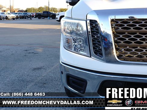 Used 2018 Nissan Titan SV w/ SV Convenience Package image 9