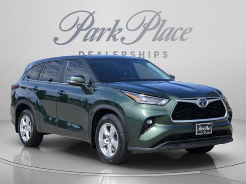 Used 2023 Toyota Highlander LE FWD image 7