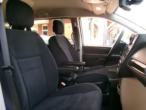 Used 2018 Dodge Grand Caravan SE w/ UConnect Hands-Free Group FWD image 17