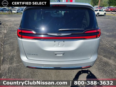 Used 2024 Chrysler Pacifica Touring-L image 7