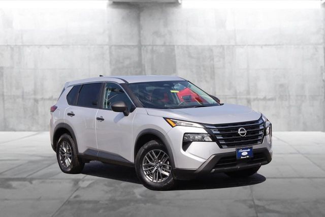 Used 2024 Nissan Rogue S FWD image 2