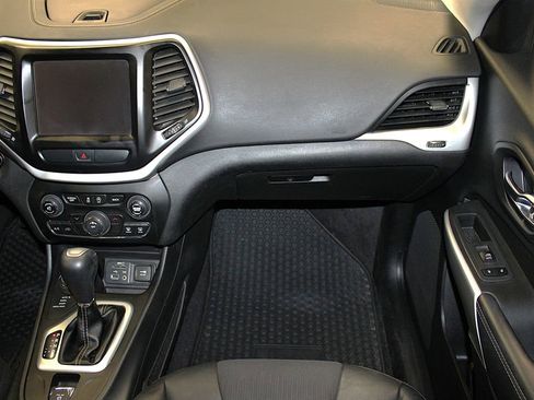 Certified 2018 Jeep Cherokee Latitude Plus w/ Cold Weather Group AWD/4WD image 32