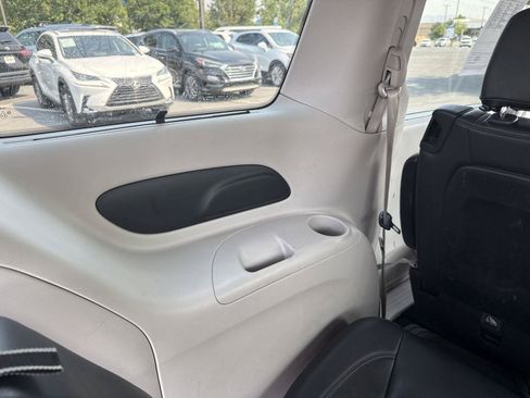 Used 2017 Chrysler Pacifica Touring-L FWD image 13
