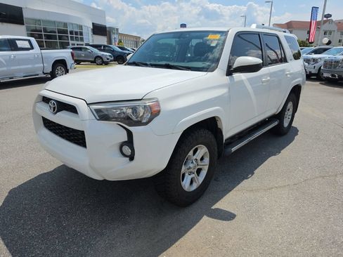 Used 2018 Toyota 4Runner SR5 AWD/4WD image 3