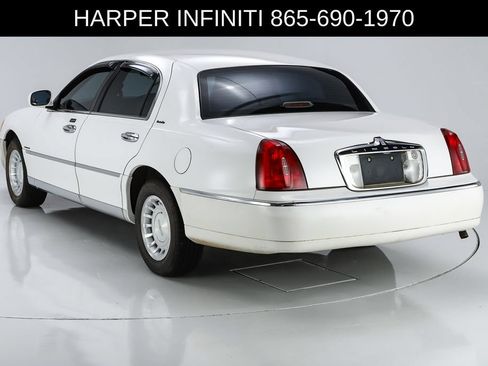 Used 2000 Lincoln Town Car Executive RWD image 8