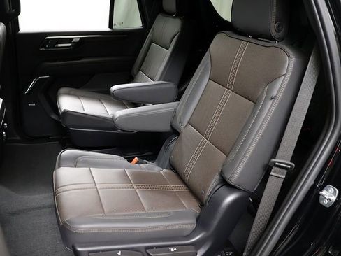 Used 2025 Chevrolet Tahoe High Country AWD/4WD image 12