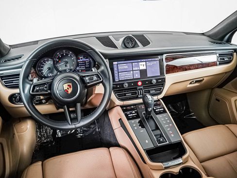 Certified 2026 Porsche Macan AWD/4WD image 18