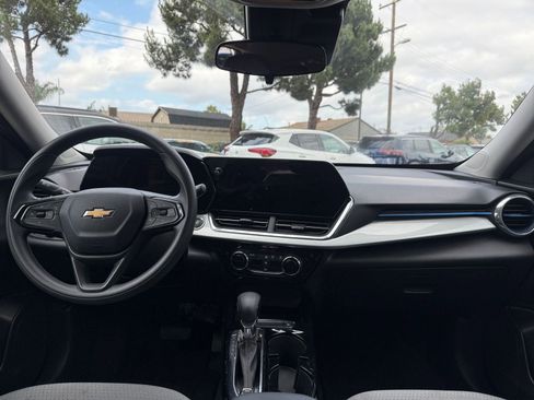 Used 2025 Chevrolet Trax LT FWD image 30