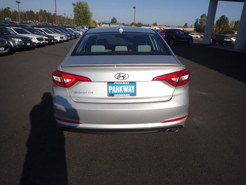 Used 2015 Hyundai Sonata SE FWD image 4