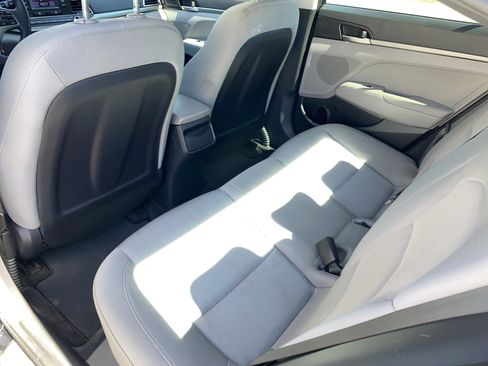 Used 2017 Hyundai Elantra SE FWD image 19