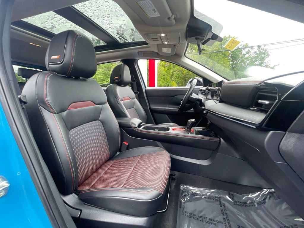 Certified 2025 Nissan Kicks SR w/ SR Premium Package AWD/4WD image 17