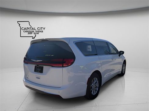 New 2026 Chrysler Pacifica Select image 4